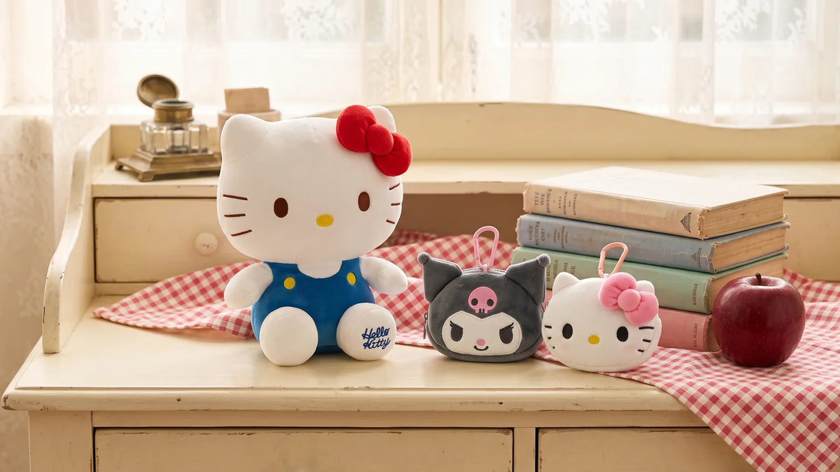 Peluche Hello Kitty en salopette et porte-monnaie sur un bureau vintage