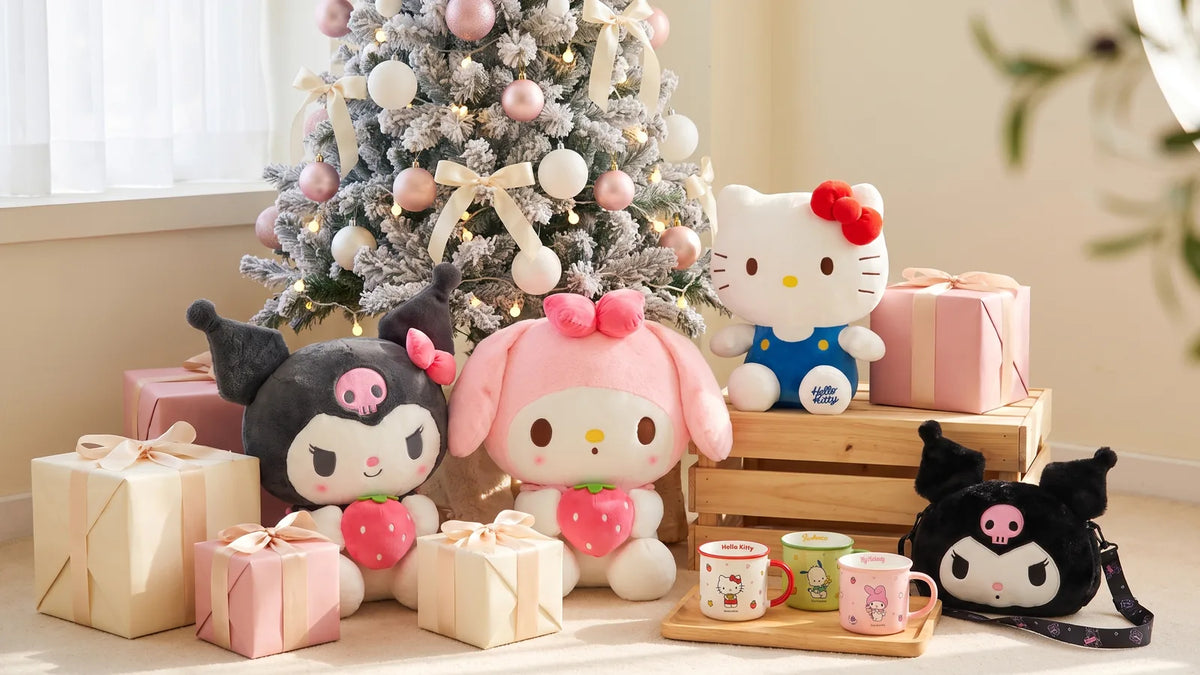 Peluches Kuromi, My Melody et Hello Kitty, mugs et cadeaux sous un sapin pastel