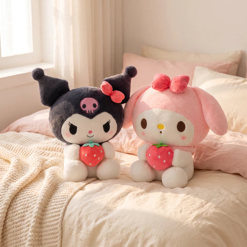 Peluche fraise Kuromi, My Melody ou Cinnamoroll 25 cm, en situation