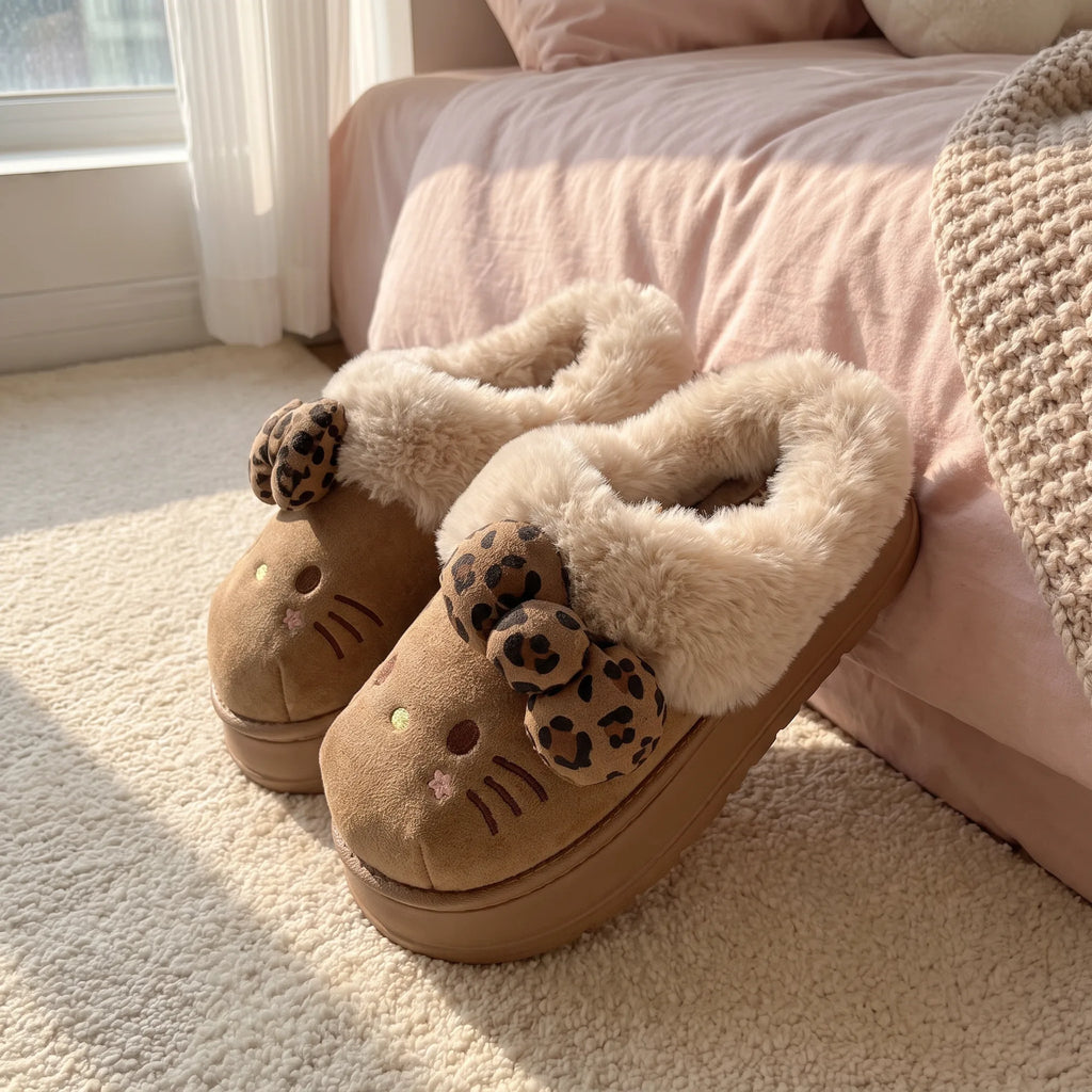 Chaussons Hello Kitty fourrés à nœud léopard, en situation