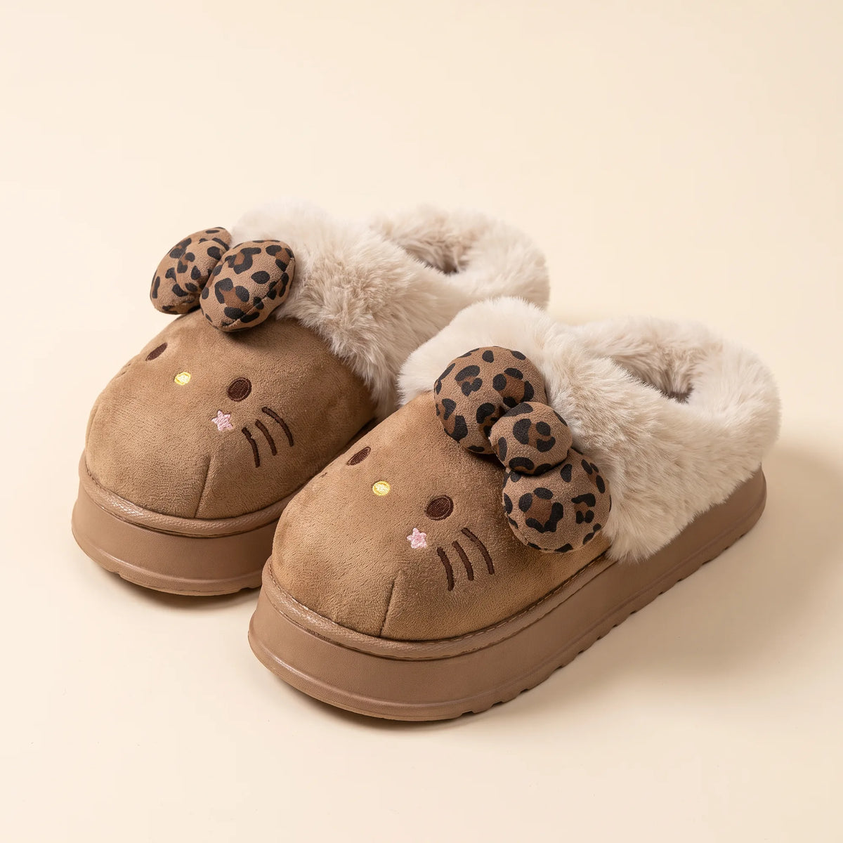 Chaussons Hello Kitty fourrés à nœud léopard, vue studio