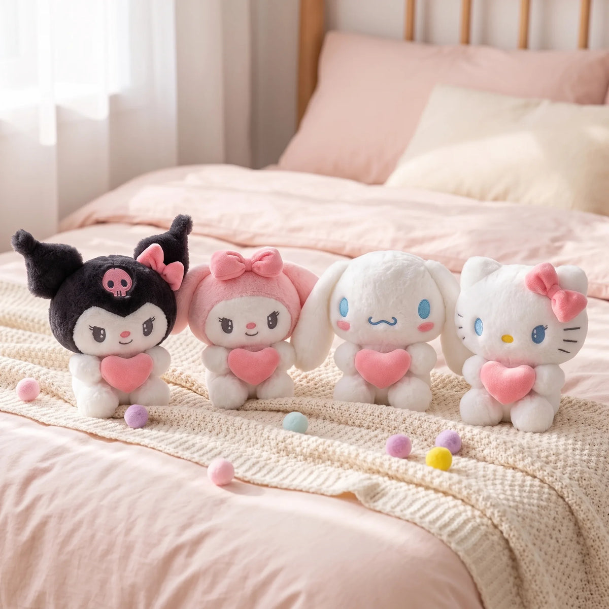 Peluche cœur 22 cm Hello Kitty, Kuromi, My Melody ou Cinnamoroll, en situation