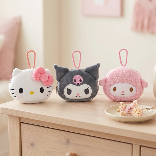 Porte-monnaie peluche à mousqueton Kuromi, Hello Kitty, Cinnamoroll, en situation