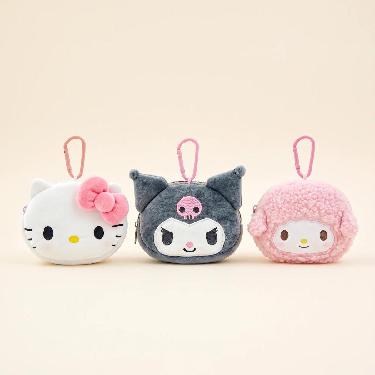 Porte-monnaie peluche à mousqueton Kuromi, Hello Kitty, Cinnamoroll, vue studio