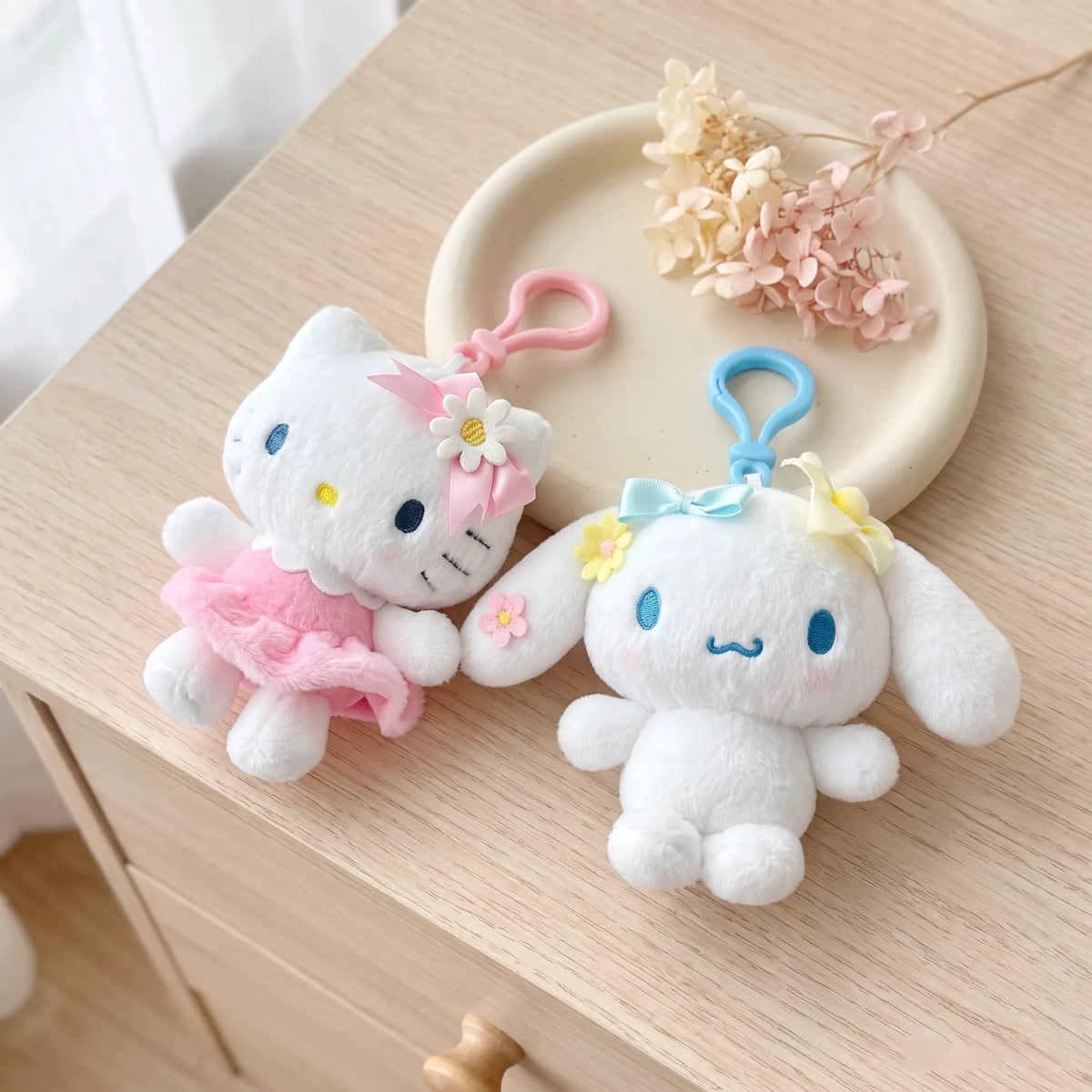 Porte-clés peluche fleuri 10 cm Sanrio Characters, en situation