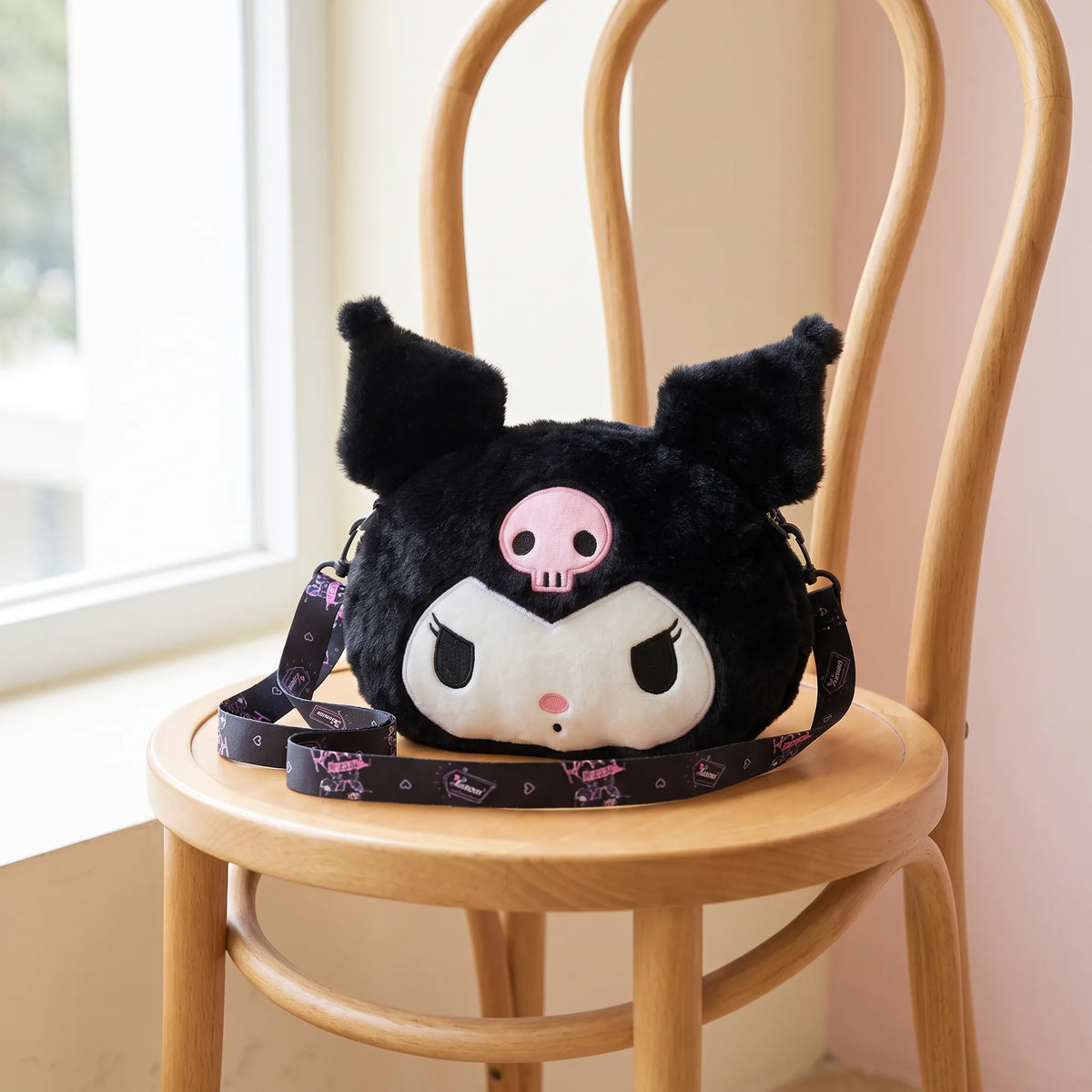 Sac bandoulière peluche Kuromi noir, en situation
