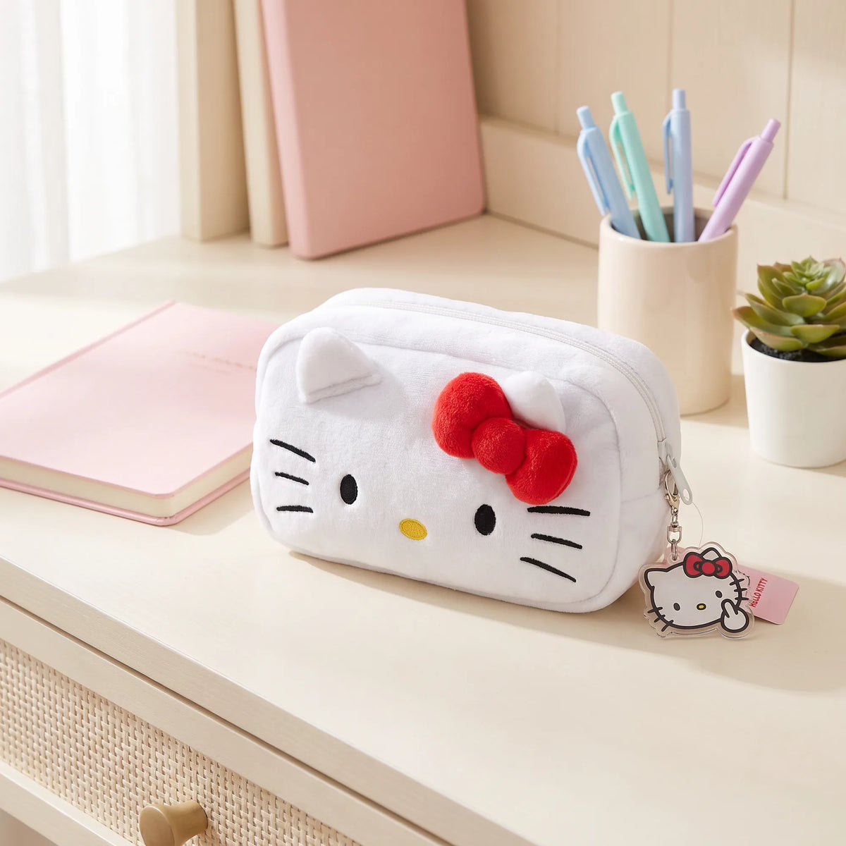 Trousse Hello Kitty blanche en peluche, en situation
