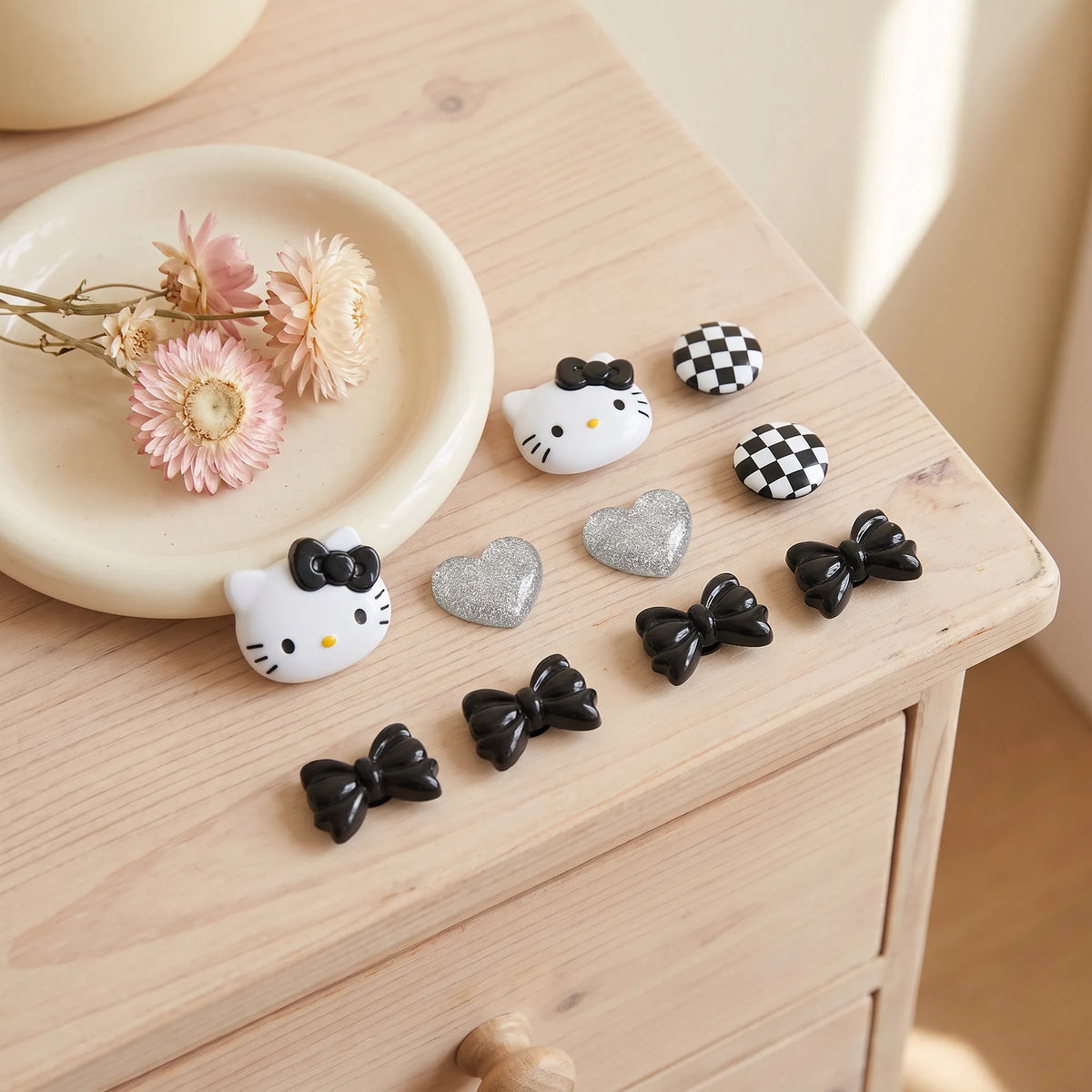 Lot de 12 charms Hello Kitty pour sabots, en situation