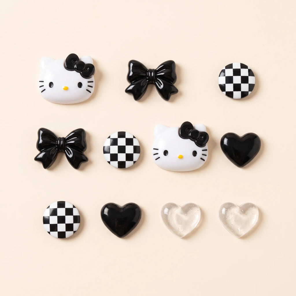 Lot de 12 charms Hello Kitty pour sabots, vue studio