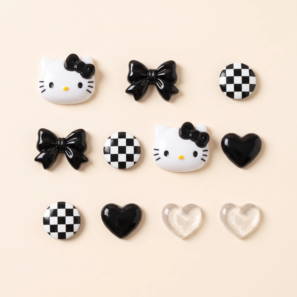 Lot de 12 charms Hello Kitty pour sabots, vue studio