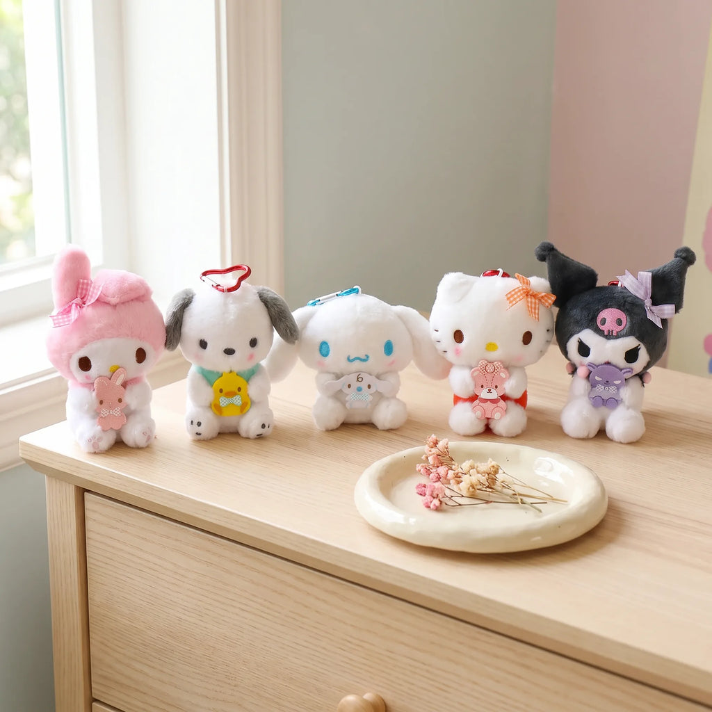 Porte-clés peluche Sanrio Characters avec doudou, en situation
