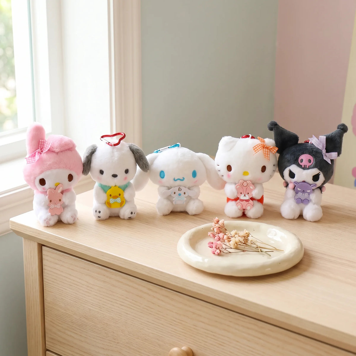 Porte-clés peluche Sanrio Characters avec doudou, en situation