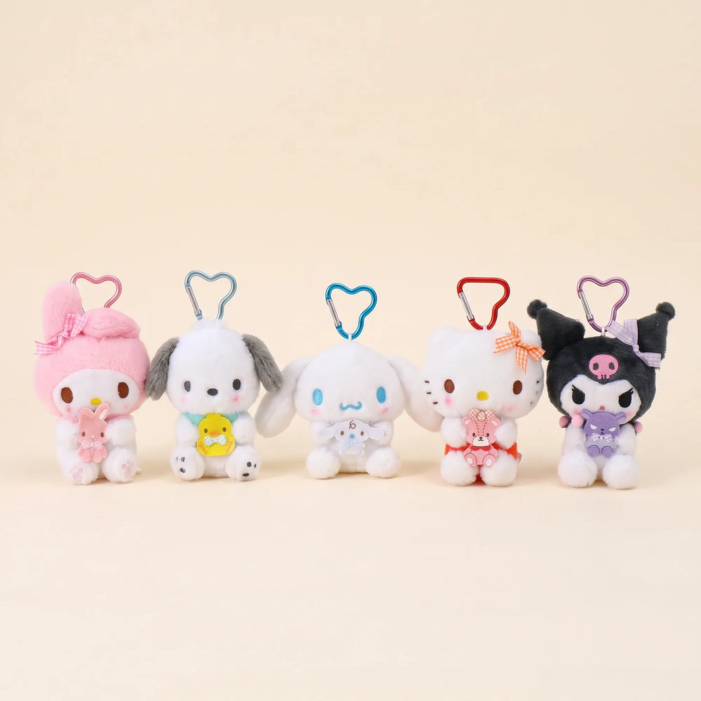 Porte-clés peluche Sanrio Characters avec doudou, vue studio
