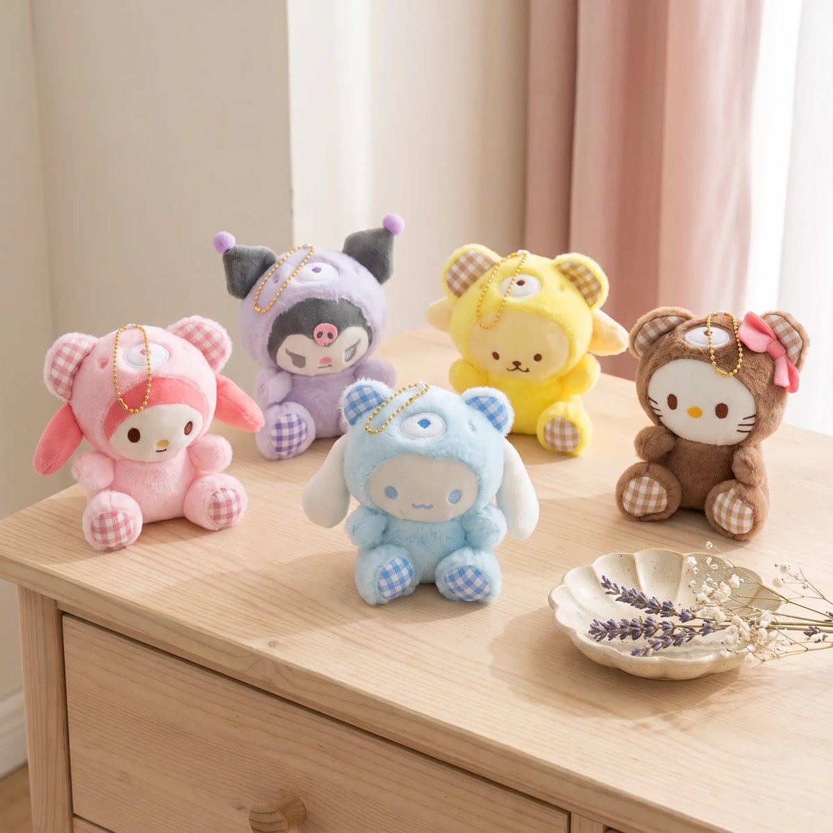 Porte-clés peluche ourson vichy Sanrio Characters, en situation