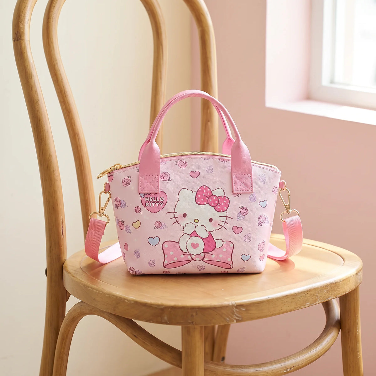 Sac à main cabas Sanrio Characters avec bandoulière, en situation