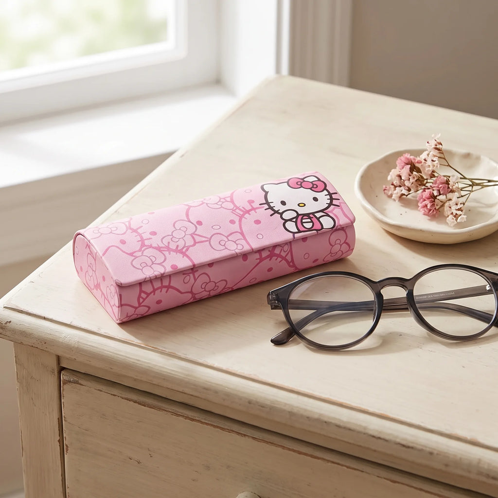 Étui à lunettes rigide Hello Kitty, en situation