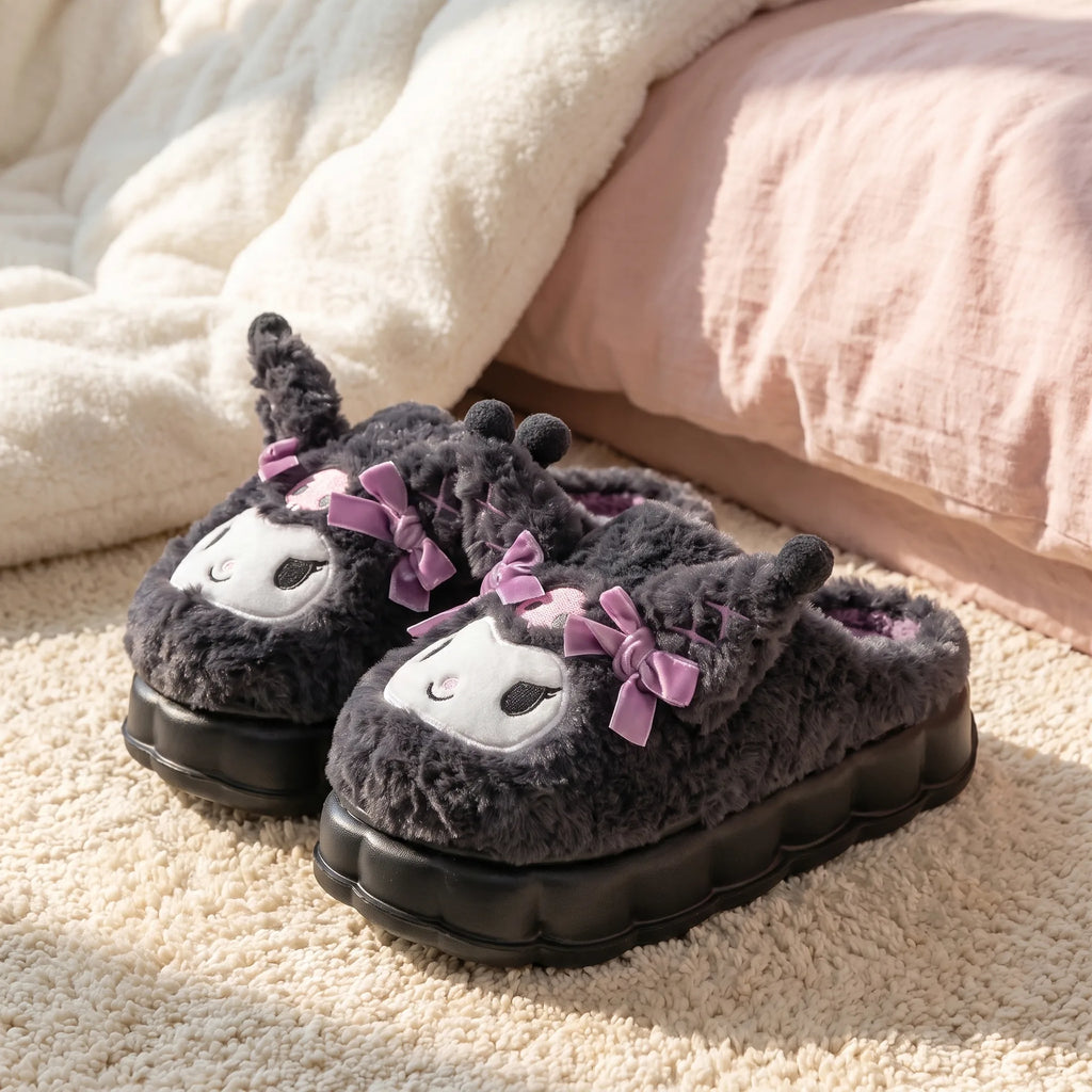 Chaussons Kuromi en peluche, en situation