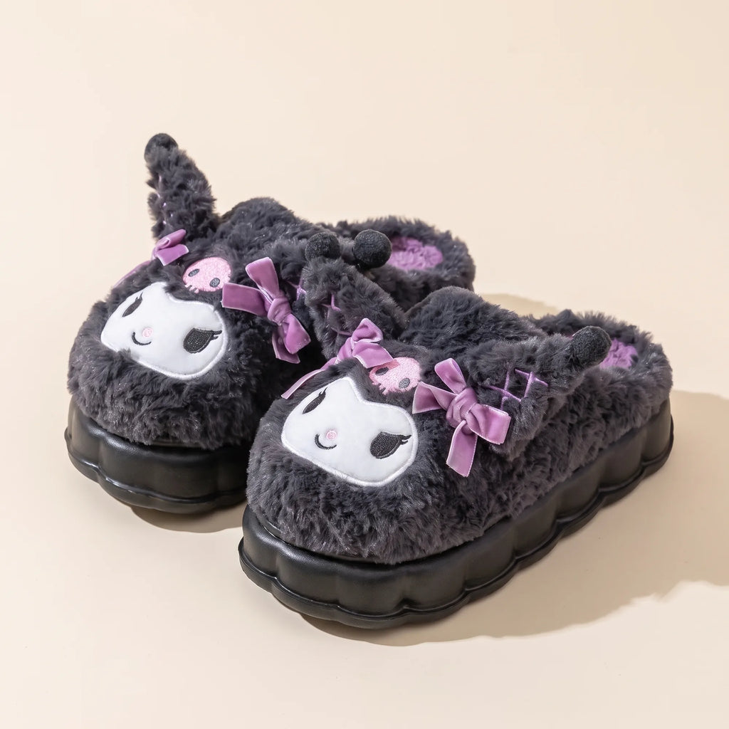Chaussons Kuromi en peluche, vue studio