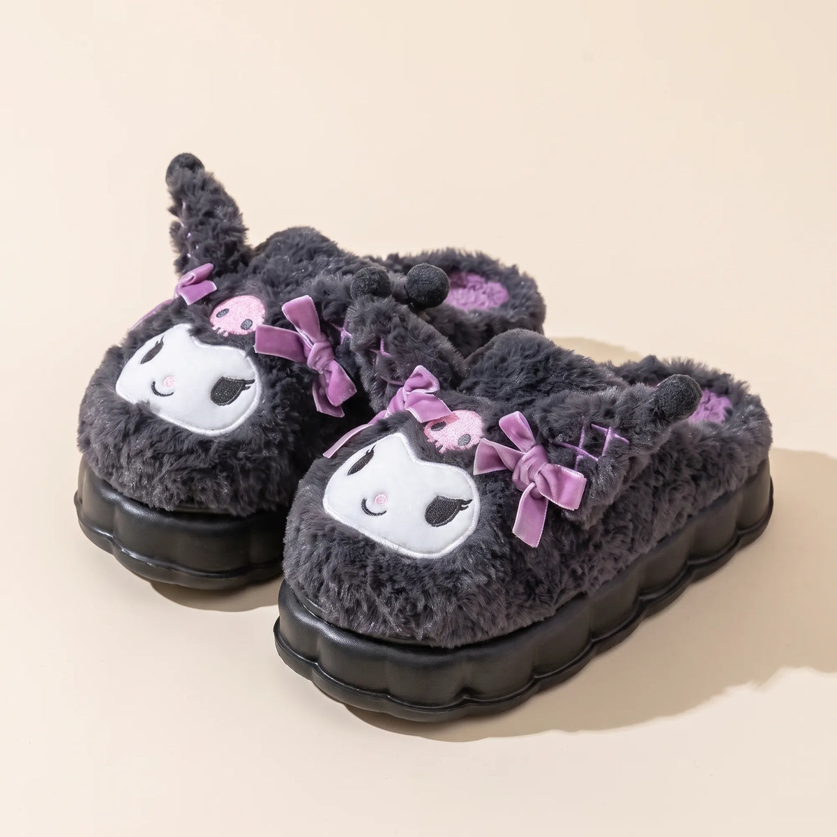 Chaussons Kuromi en peluche, vue studio