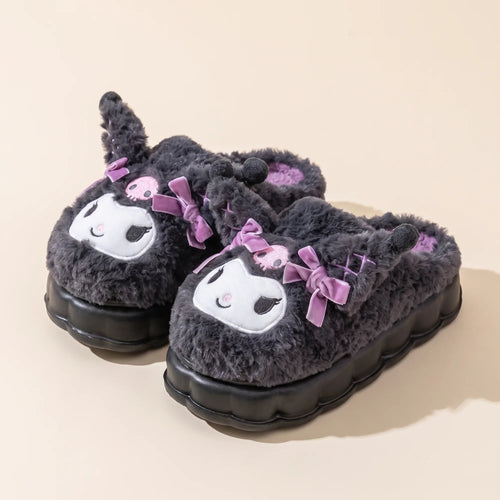 Chaussons Kuromi en peluche, vue studio