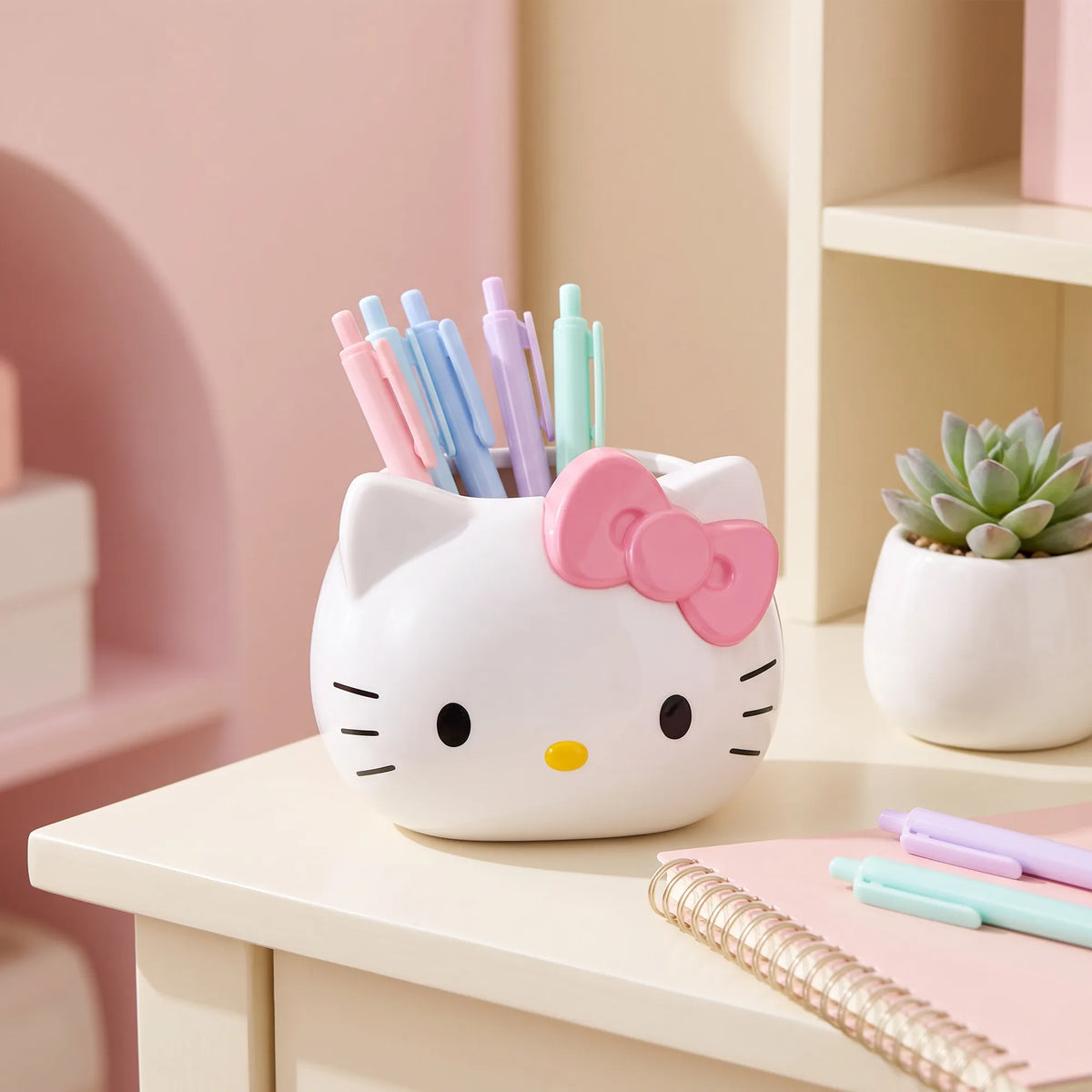 Pot à crayons Hello Kitty, My Melody ou Kuromi, en situation