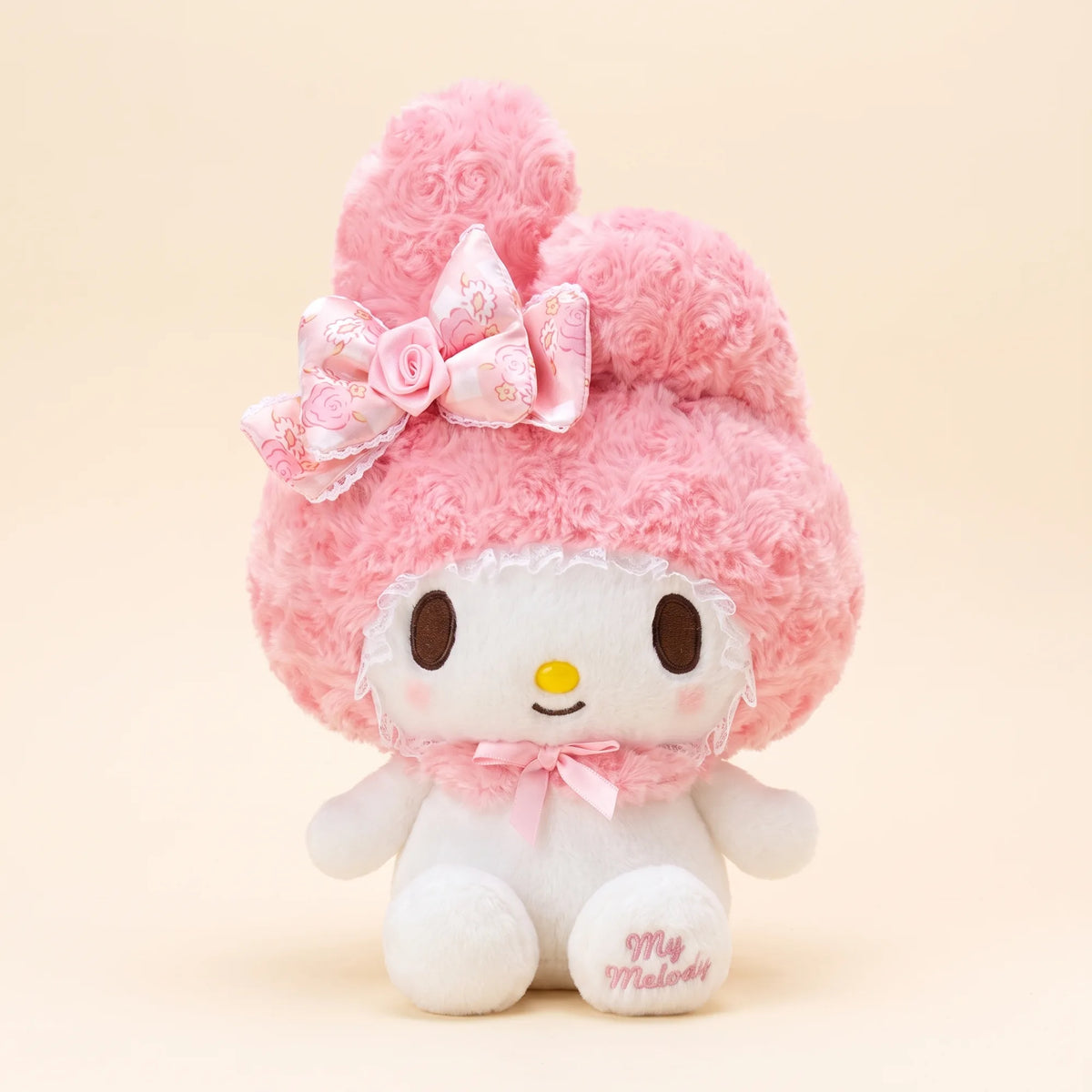 Peluche série Rose My Melody 30 cm ou Hello Kitty 25 cm, vue studio