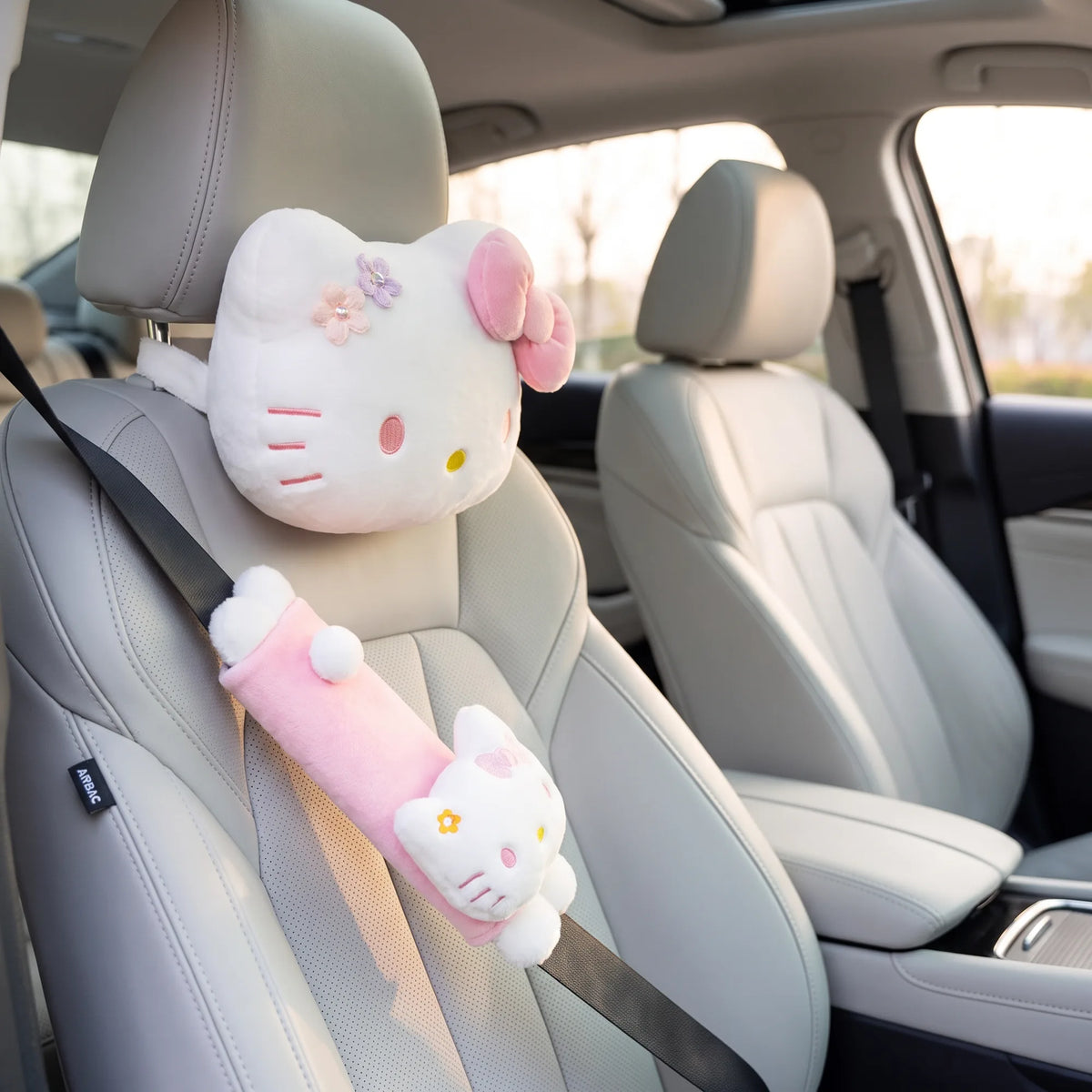 Coussins de voiture Hello Kitty : appui-tête et protège-ceinture, en situation