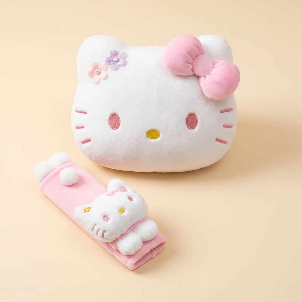 Coussins de voiture Hello Kitty : appui-tête et protège-ceinture, vue studio