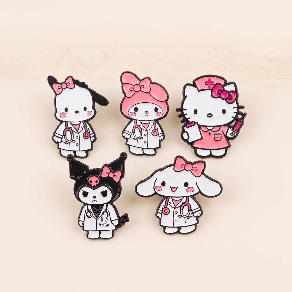 Lot de 5 pin's émaillés Sanrio Characters infirmiers, vue studio
