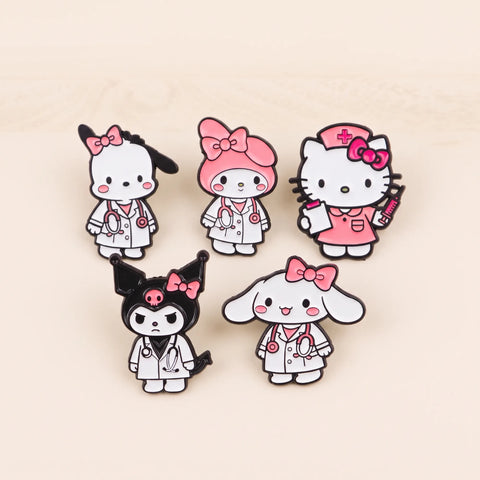 Lot de 5 pin's émaillés Sanrio Characters infirmiers, vue studio