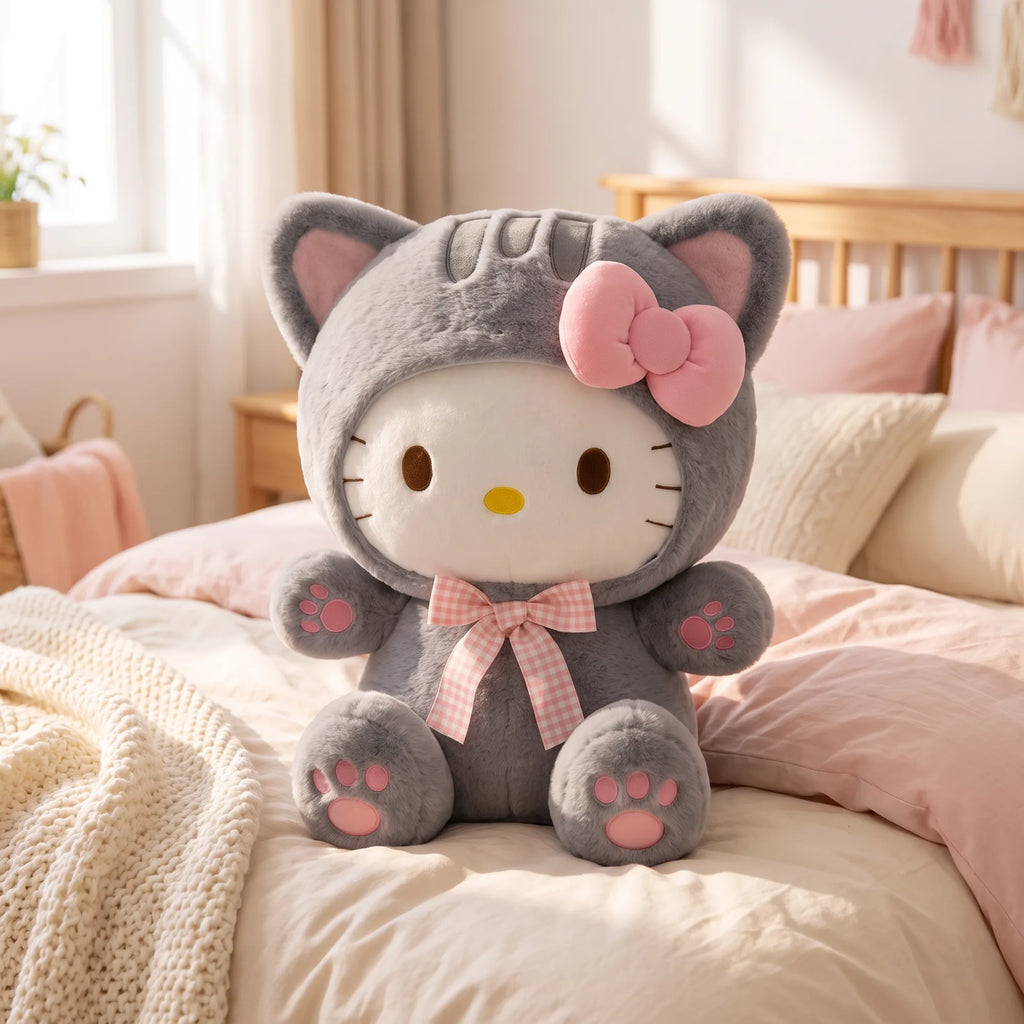 Peluche Hello Kitty chat gris à nœud vichy, 20 à 60 cm, en situation