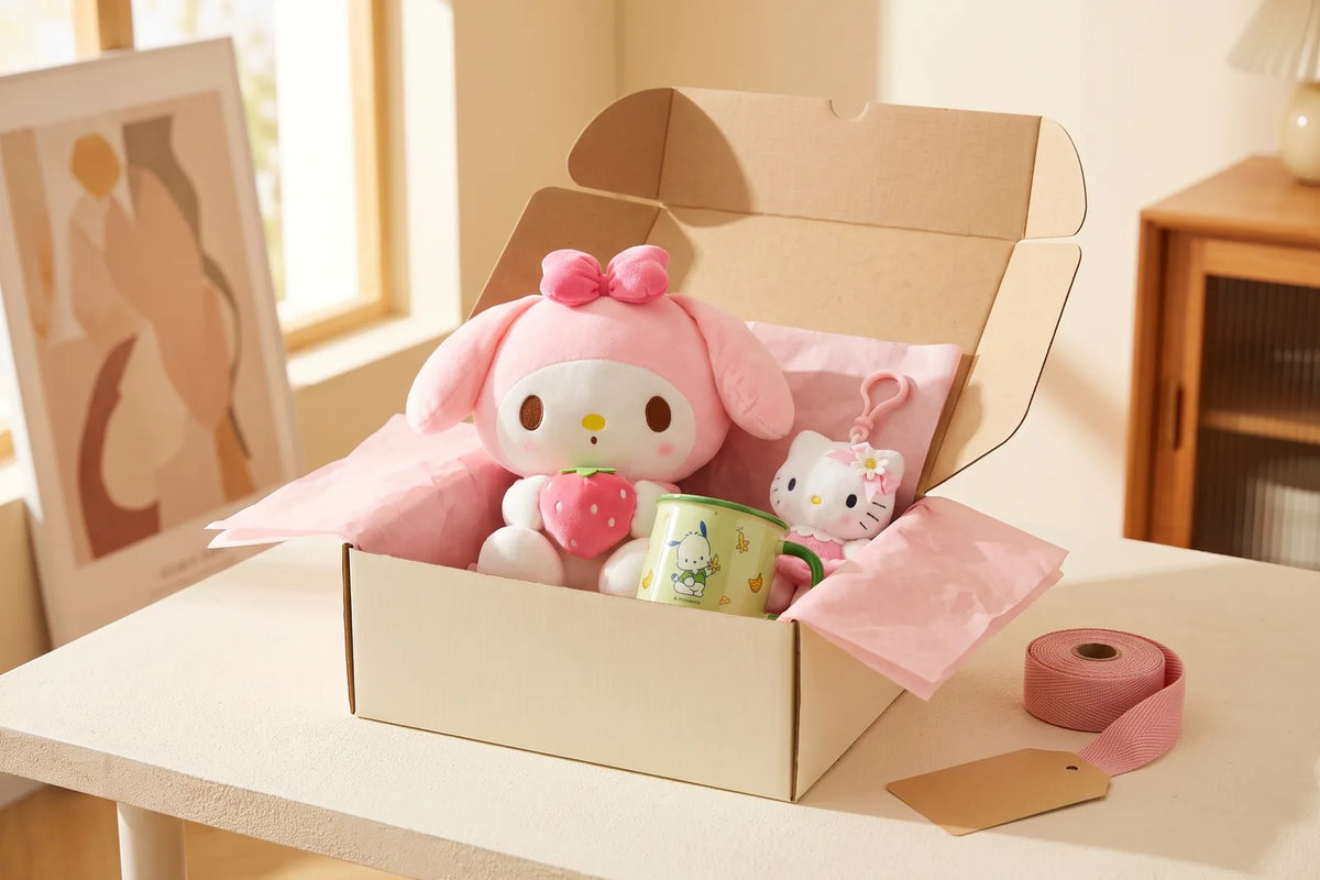 Colis MochiBow ouvert avec papier de soie rose, peluche My Melody et mug