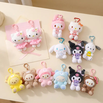 Porte-clés peluche Sanrio autour d'une enveloppe crème