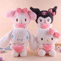 Peluche cœur 22 cm Hello Kitty, Kuromi, My Melody ou Cinnamoroll — Lot de 4 (les quatre personnages)